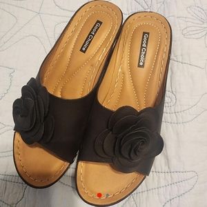 Black lightweight comfy shoes.